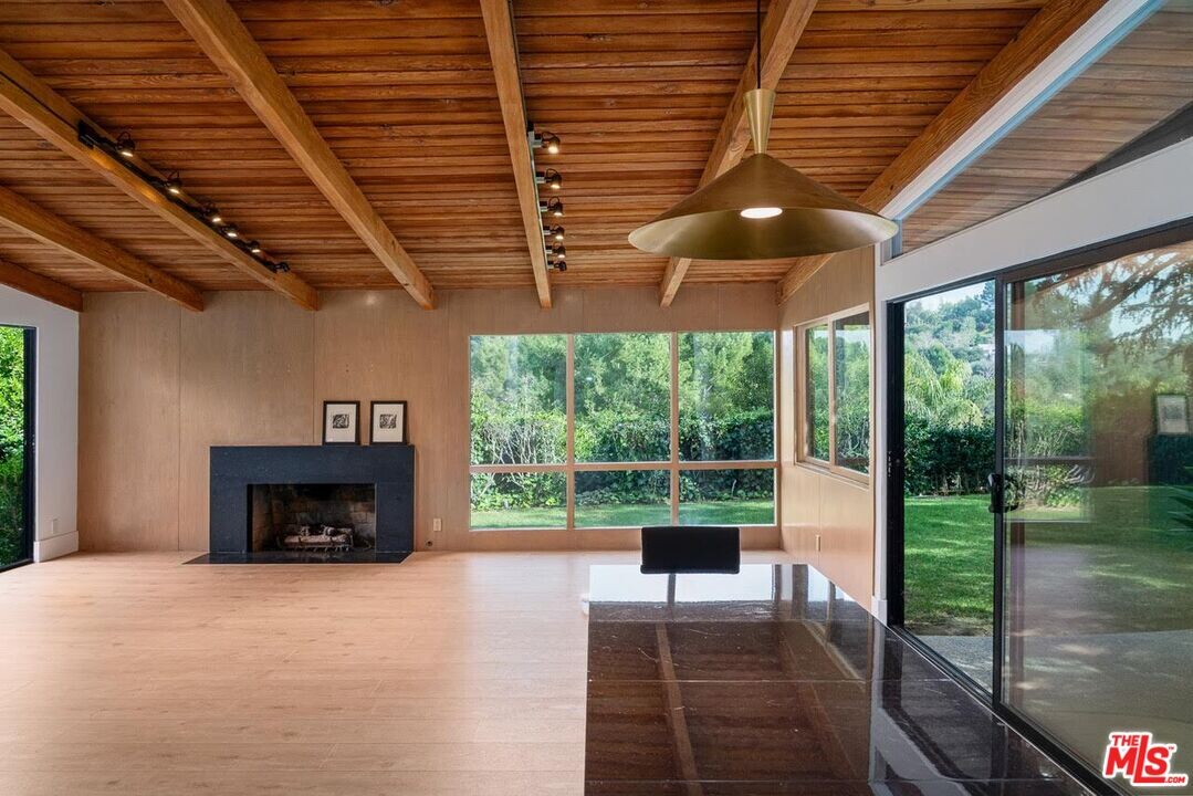 15434 Mulholland Dr in Los Angeles, CA - Foto de edificio