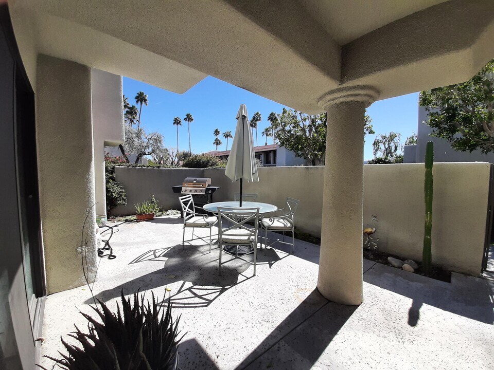 1100 E Amado Rd in Palm Springs, CA - Foto de edificio