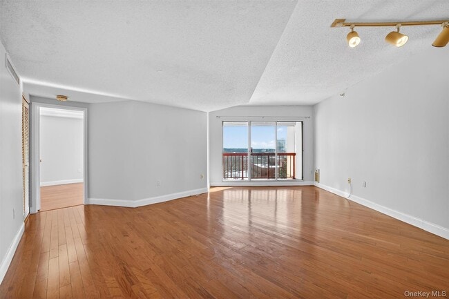 10 Stewart Pl in White Plains, NY - Building Photo - Building Photo