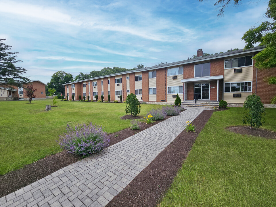 Bradley Court in Windsor Locks, CT - Building Photo