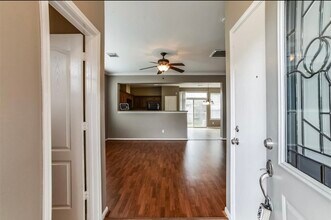 8126 Montague Manor Ln in Houston, TX - Foto de edificio - Building Photo