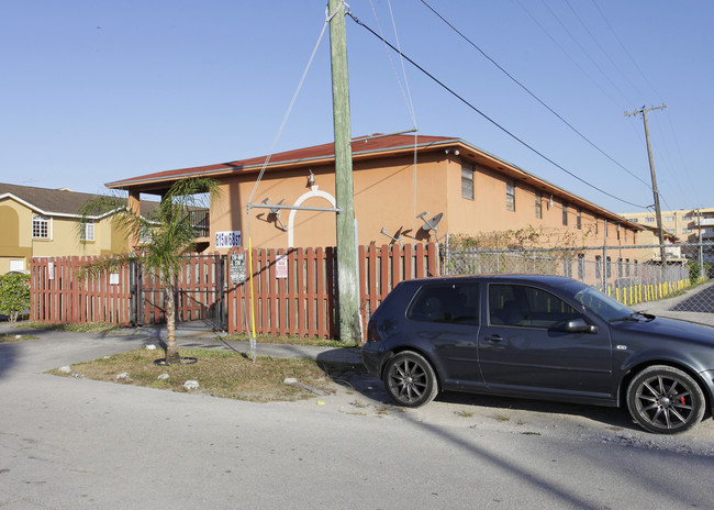 615 W 68th St in Hialeah, FL - Foto de edificio - Building Photo