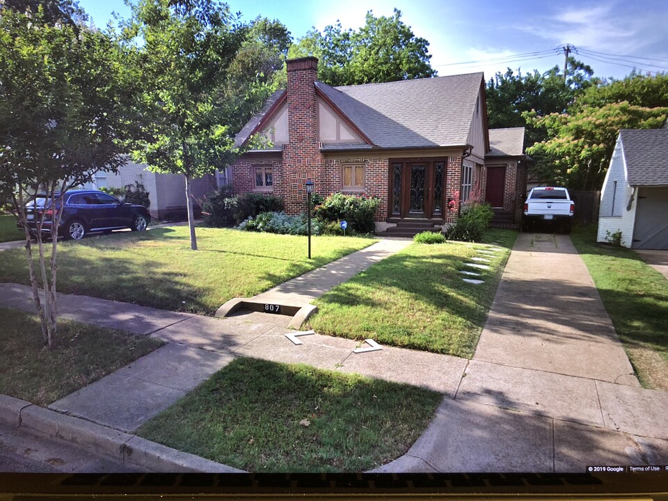 807 Thomasson Dr in Dallas, TX - Building Photo