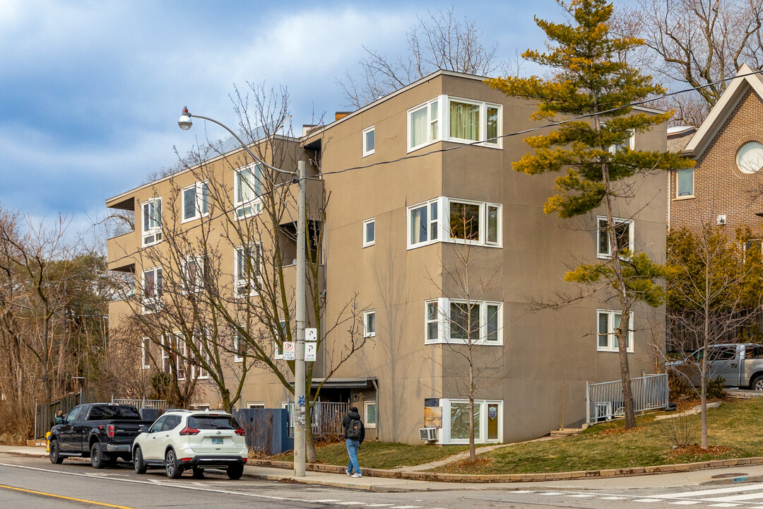 1060 Davenport Rd in Toronto, ON - Building Photo