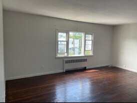 112 Burhans Ave, Unit 2 Spacious Bedroom unit in Yonkers, NY - Building Photo