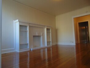 2209 E 70th St, Unit 2 in Chicago, IL - Building Photo - Building Photo