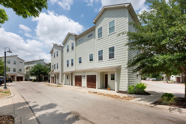 2710 Halcyon Dr, Unit 24 in Austin, TX - Foto de edificio - Building Photo
