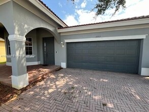 1852 SW Jamesport Dr in Port St. Lucie, FL - Foto de edificio - Building Photo