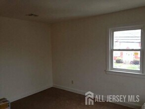 33 Avenel St in Woodbridge Township, NJ - Building Photo - Building Photo