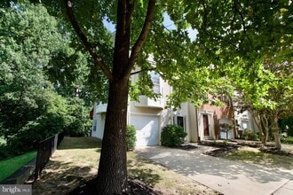 8393 Jovin Cir in Springfield, VA - Building Photo - Building Photo