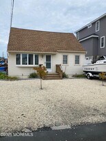 39 Mark Dr in Stafford Township, NJ - Building Photo