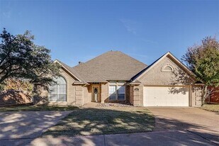 5901 River Bend Dr in Benbrook, TX - Building Photo