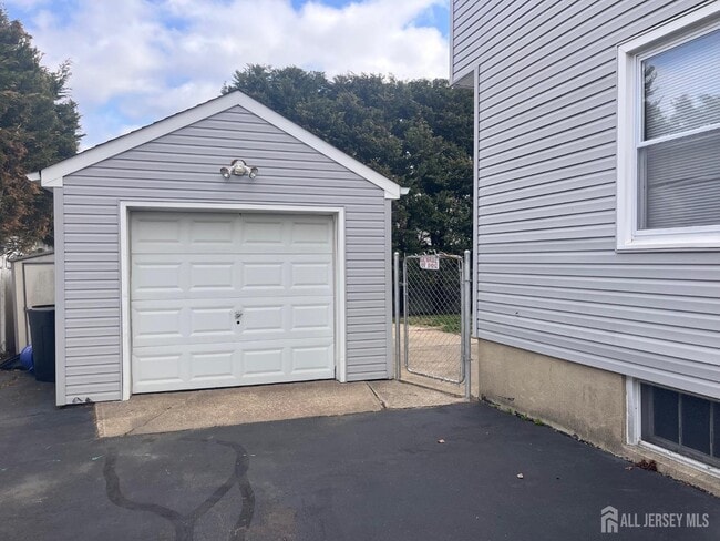 12 Burlew Pl in Sayreville, NJ - Building Photo - Building Photo