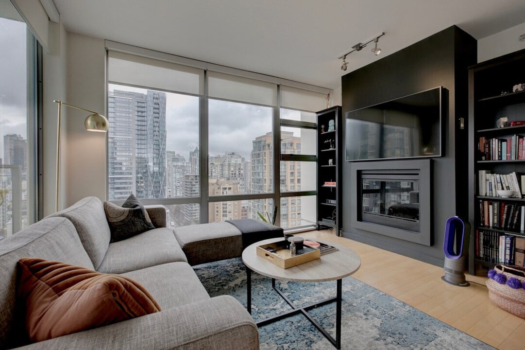 1225 Richards St in Vancouver, BC - Building Photo