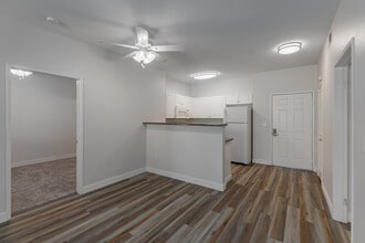 Royal Oaks 55+ Senior Apartment Community in San Marcos, CA - Foto de edificio - Building Photo