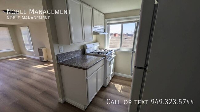 134 1/2 W 118th Pl in Los Angeles, CA - Foto de edificio - Building Photo