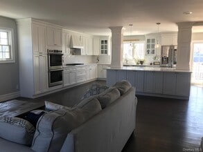 16 Cape Rd in Amityville, NY - Building Photo - Building Photo