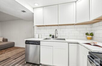 7420 S 240 E in Midvale, UT - Foto de edificio - Building Photo