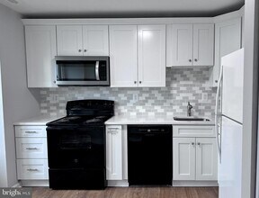 13756 Flowing Brook Ct in Chantilly, VA - Building Photo - Building Photo