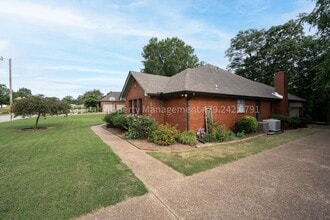 2300 Brigadoon Dr in Fort Smith, AR - Building Photo - Building Photo