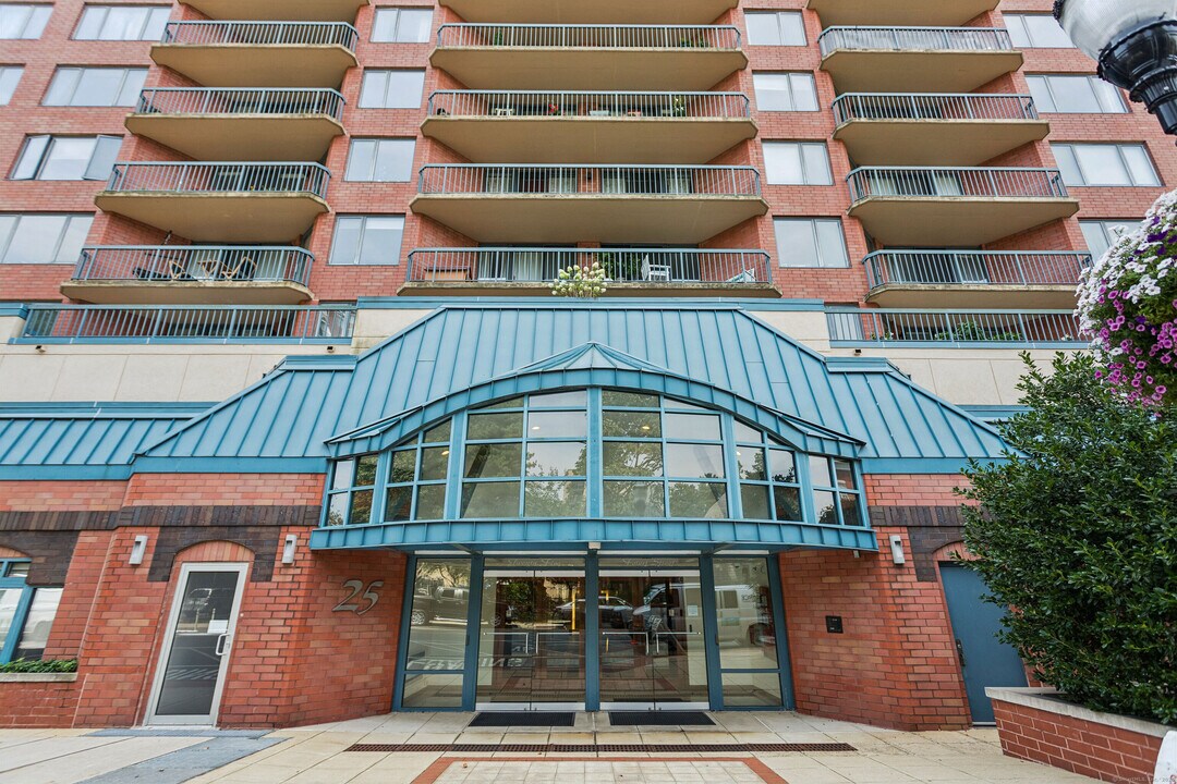 25 Forest St in Stamford, CT - Building Photo