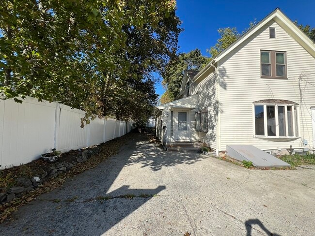 3 Strafford Pl in Westwood, MA - Building Photo - Building Photo