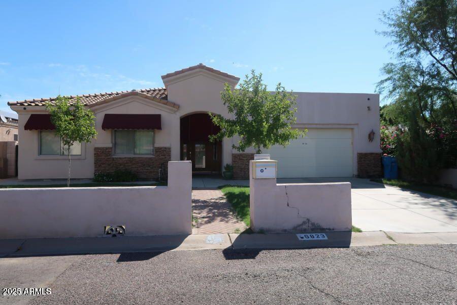 6823 N 14th St in Phoenix, AZ - Building Photo