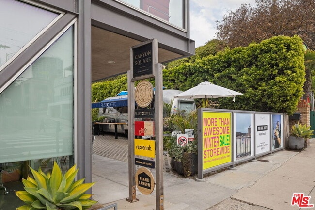 161 W Channel Rd in Santa Monica, CA - Foto de edificio - Building Photo