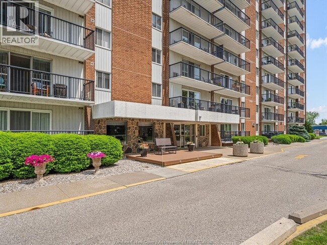 8591 Riverside Dr E in Windsor, ON - Building Photo - Building Photo