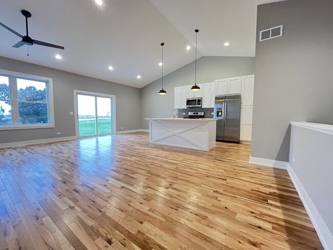 517 Cobblestone Cir in Harvard, IL - Building Photo - Building Photo