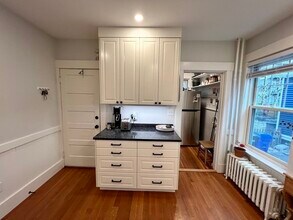 12 Rosemary St, Unit 1 in Boston, MA - Foto de edificio - Building Photo