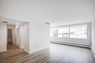 250 St Clair Ave. W. in Toronto, ON - Building Photo - Building Photo