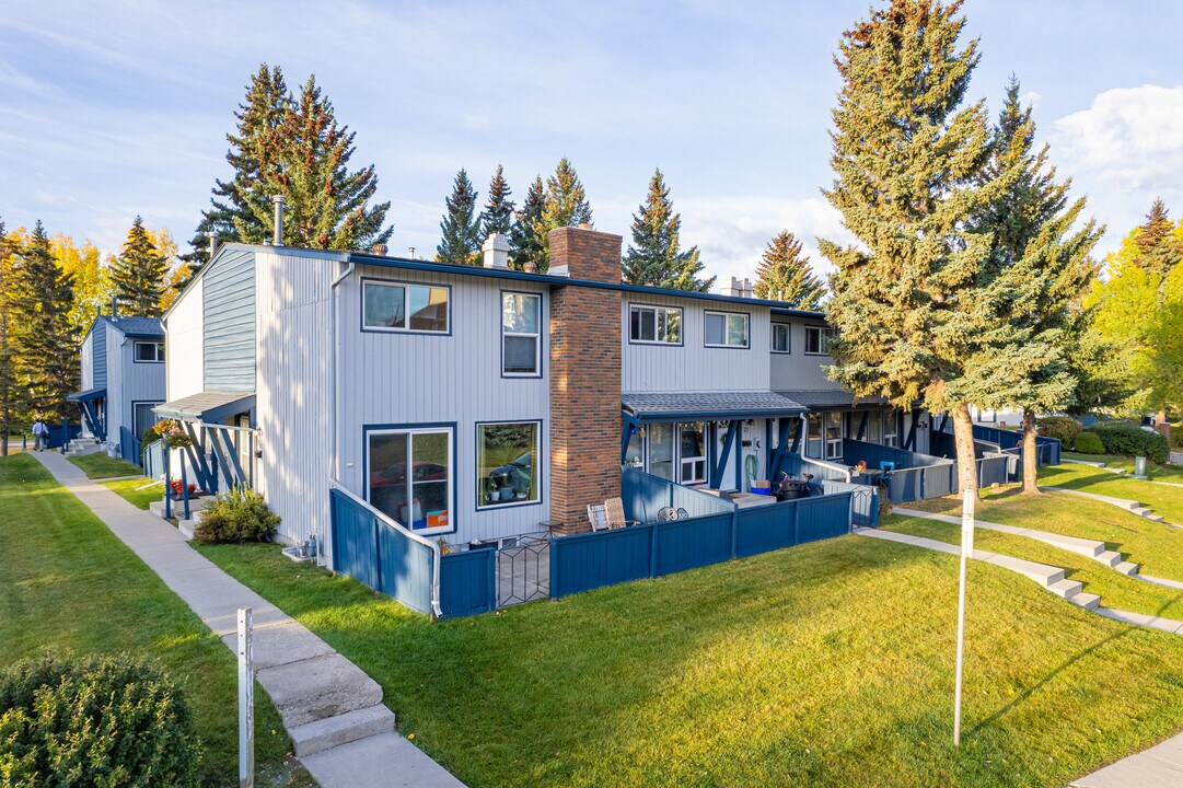 5315 53rd Ave NW in Calgary, AB - Building Photo