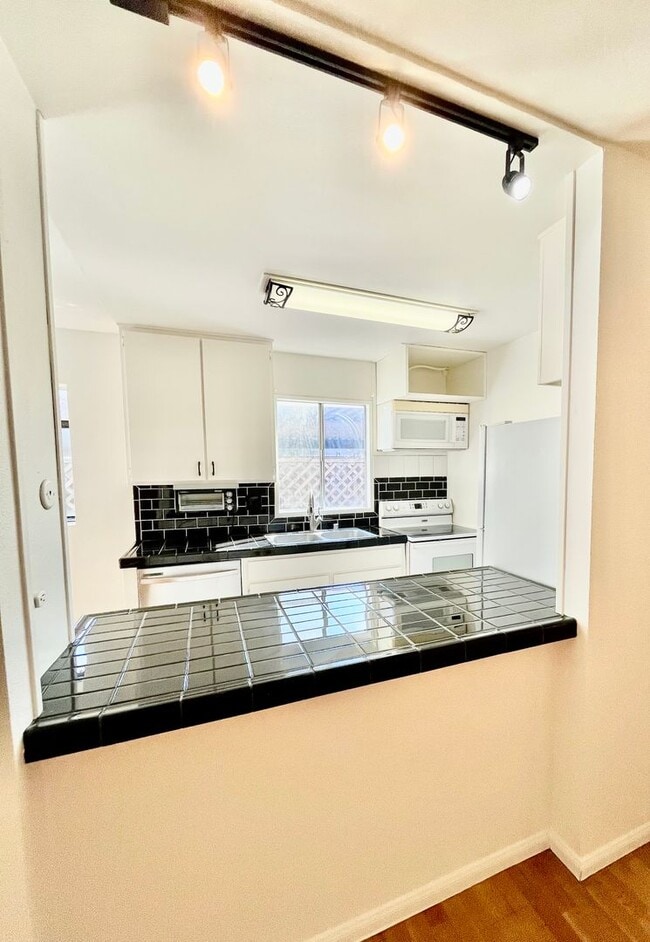 3142 Midway Dr in San Diego, CA - Building Photo - Building Photo