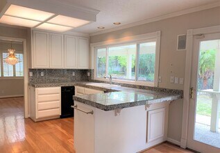 122 Los Patios in Los Gatos, CA - Building Photo - Building Photo