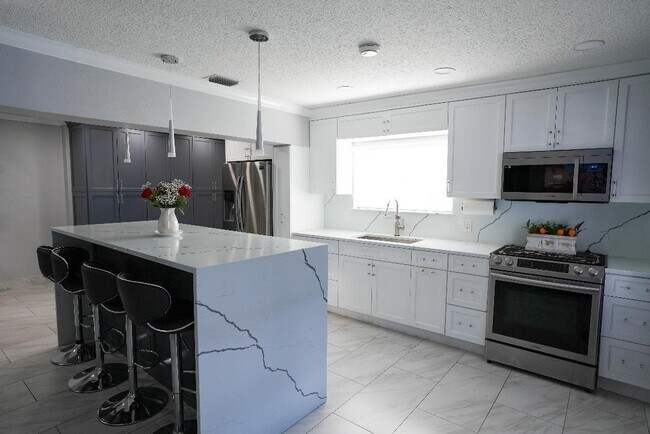 448 Alemeda Dr in Palm Springs, FL - Building Photo - Building Photo