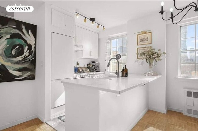 245 E 35th St in New York, NY - Building Photo - Building Photo