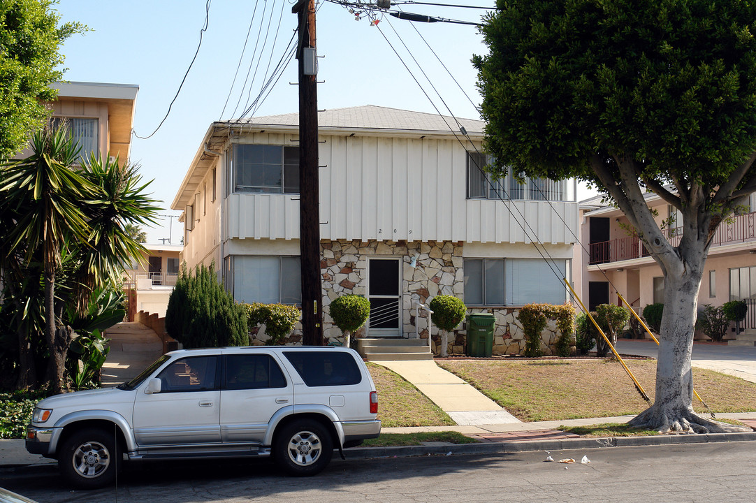 209 E Ivy Ave in Inglewood, CA - Building Photo