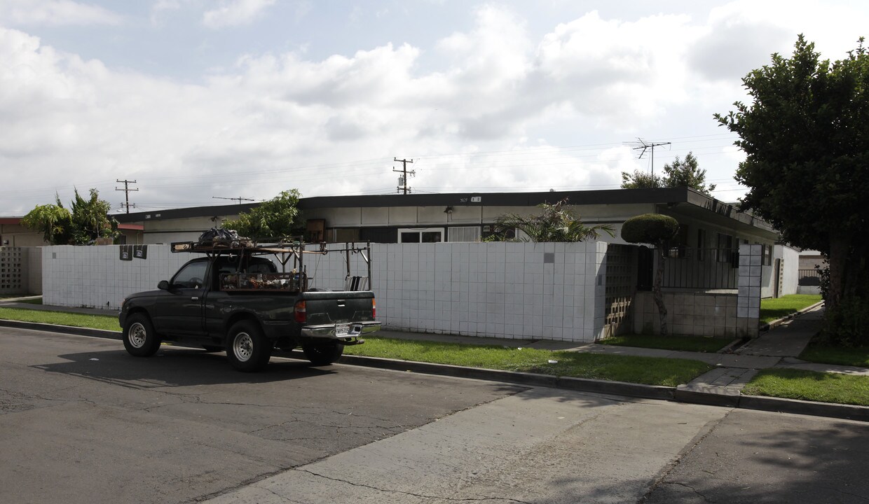 7626 Jackson Way in Buena Park, CA - Foto de edificio