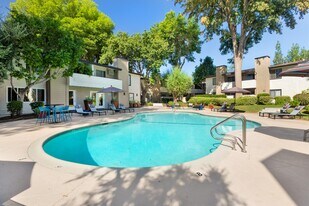 Chatsworth Pointe Apartment Homes in Canoga Park, CA - Building Photo
