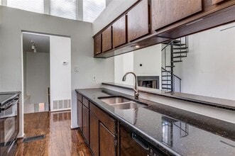 6718 Eastridge Dr in Dallas, TX - Foto de edificio - Building Photo