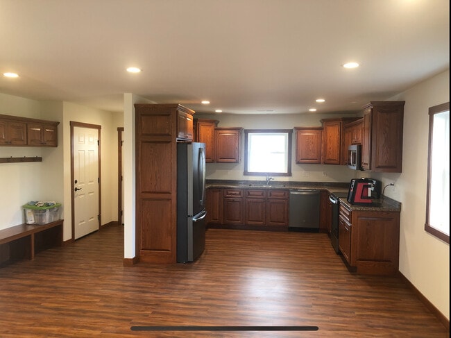 1402 Maple Dr in Rockland, WI - Foto de edificio - Building Photo