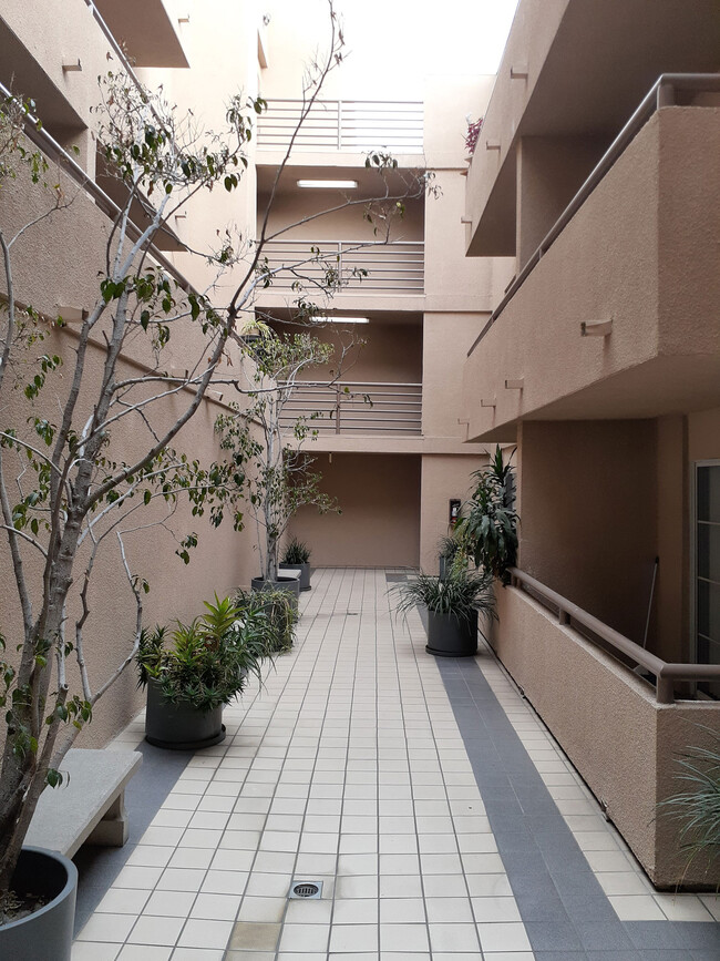 Parkview East in Los Angeles, CA - Building Photo - Building Photo