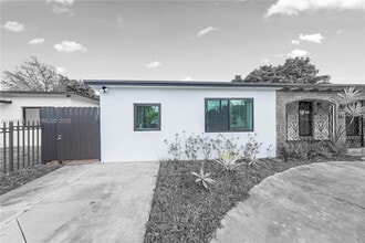 161 SW 52nd Ct in Coral Gables, FL - Foto de edificio - Building Photo