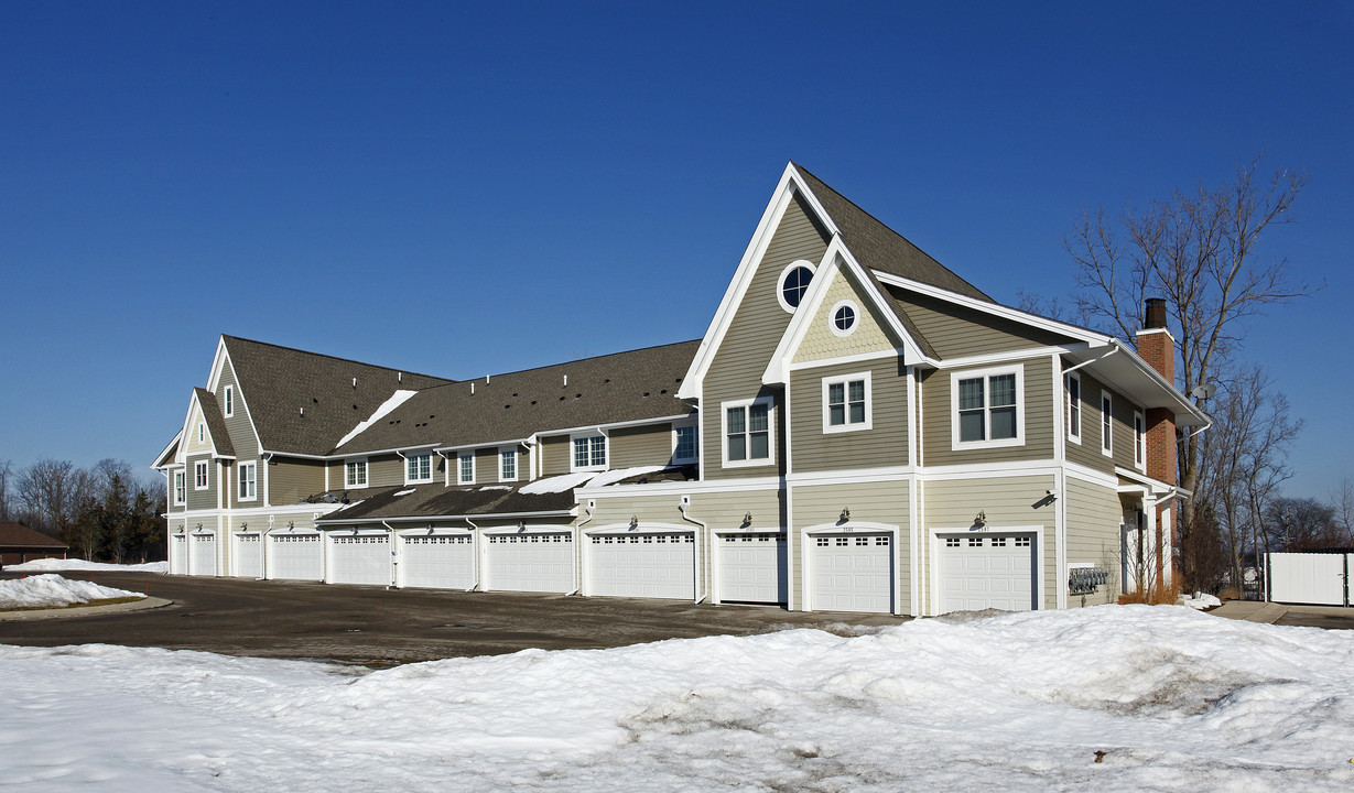 Blue Heron Pond in Ann Arbor, MI - Building Photo