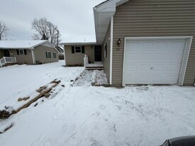 801 S 15th St in St Clair, MI - Building Photo