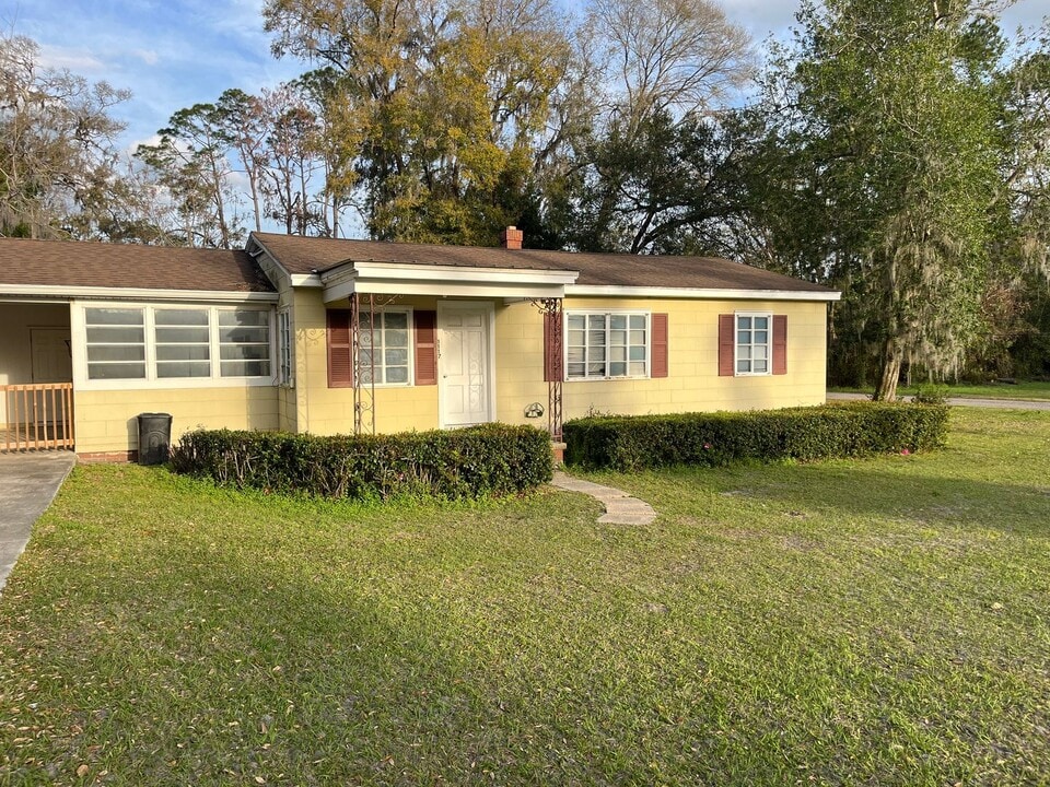 1117 Pine Ave SW in Live Oak, FL - Building Photo