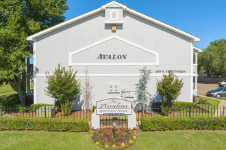 Avalon in Norman, OK - Foto de edificio - Building Photo