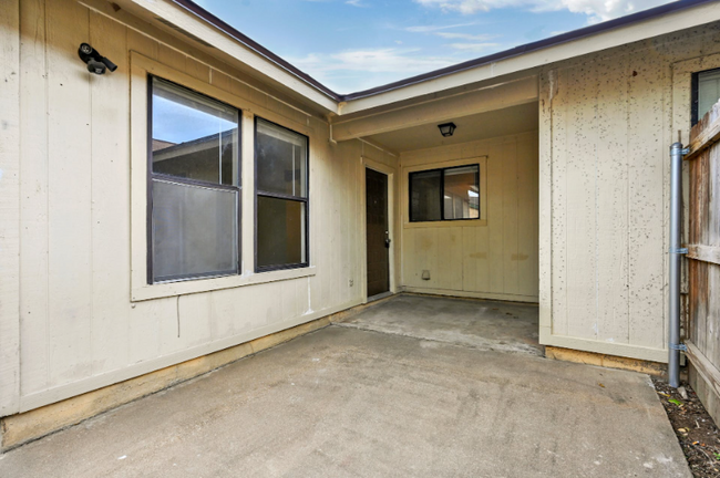 2008 Old W Pl-Unit -B in Round Rock, TX - Building Photo - Building Photo