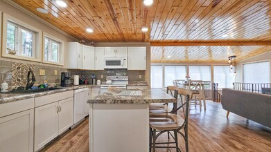 352 Pine Mountain Ave in Hill City, SD - Foto de edificio - Building Photo